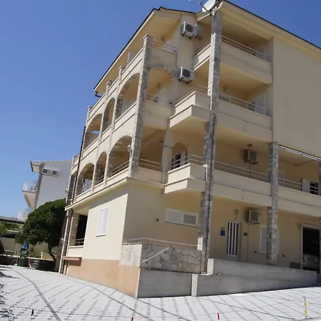Dm Διαμέρισμα